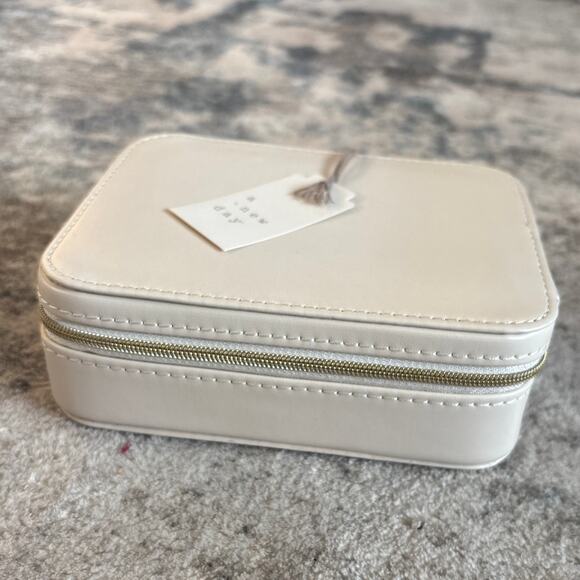 NWT A New Day Cream Jewelry Travel Case Organizer For Earrings, Necklace & Rings - Picture 1 of 5